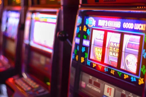 Bet selection and account balance display on paito tw slot games